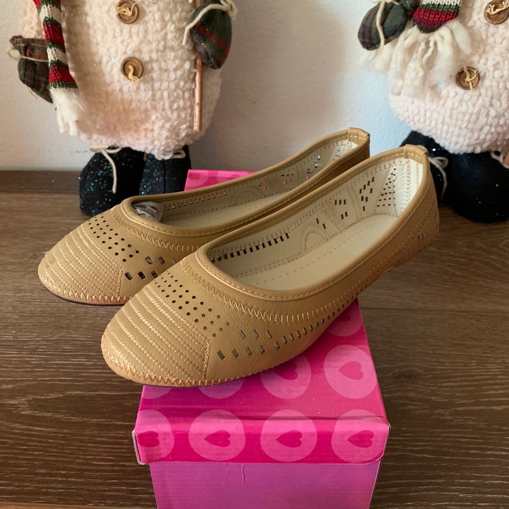 NEW WOMAN CAMEL FLATS